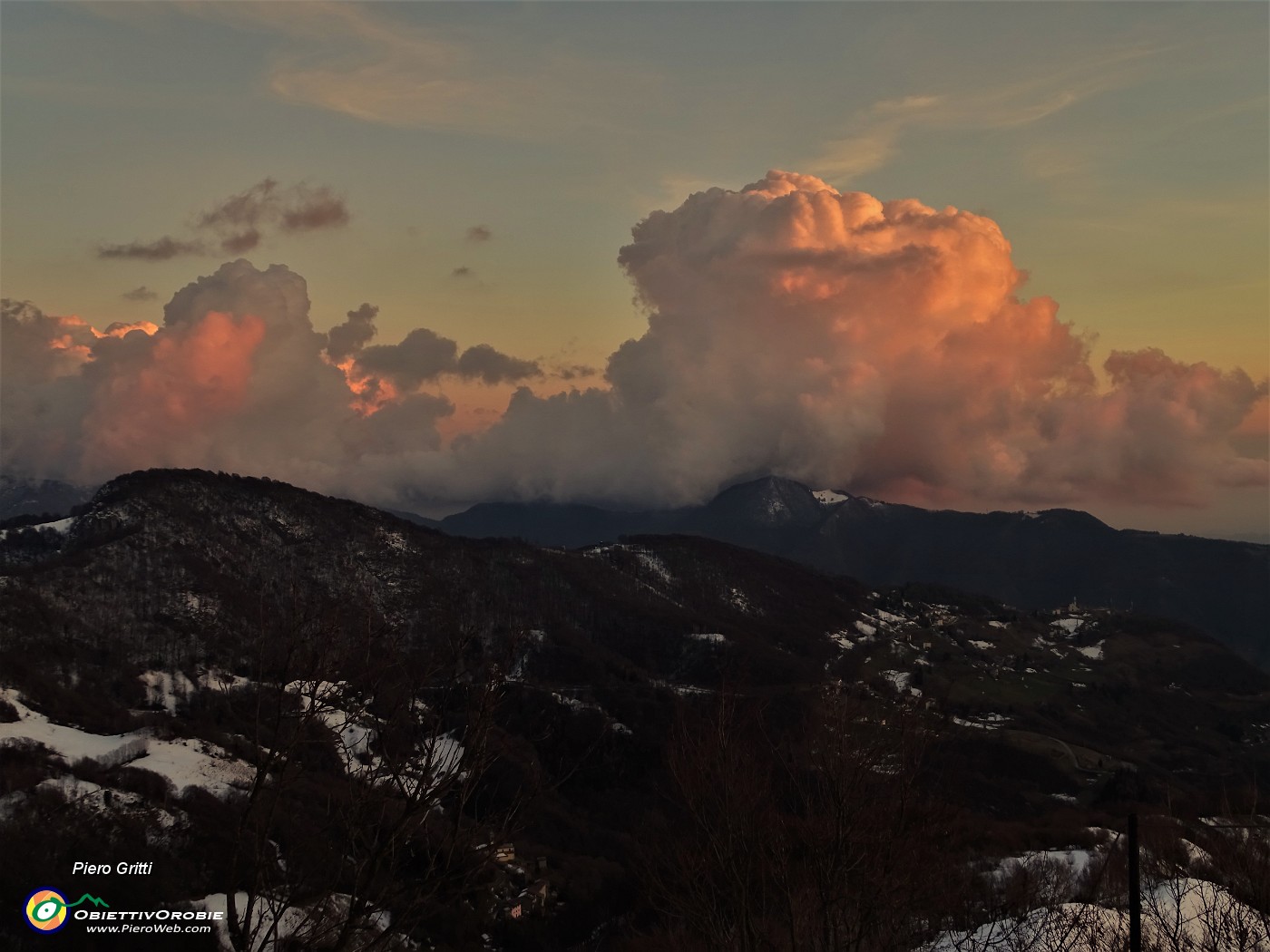 97 Nuvoloni colorati di tramonto sul Canto Alto.JPG